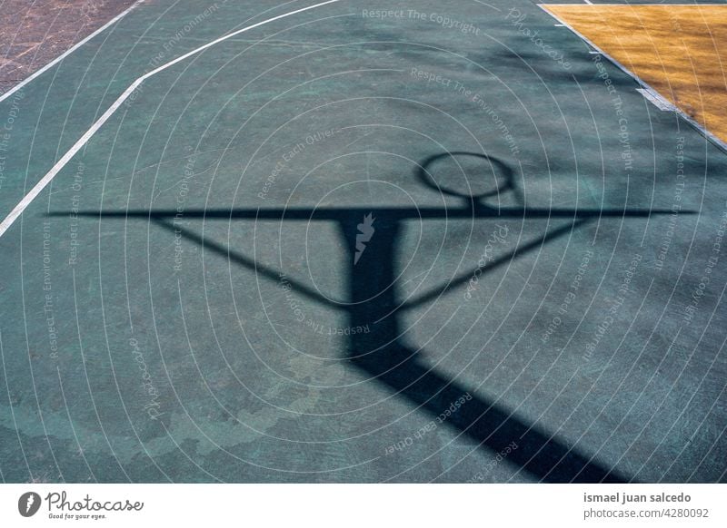 Straße Basketballkorb Schatten auf dem Boden Korb Straßenkorb Reifen Silhouette Sonnenlicht Gericht Feld Stock Sport Gerät Spiel Konkurrenz spielen Spielen