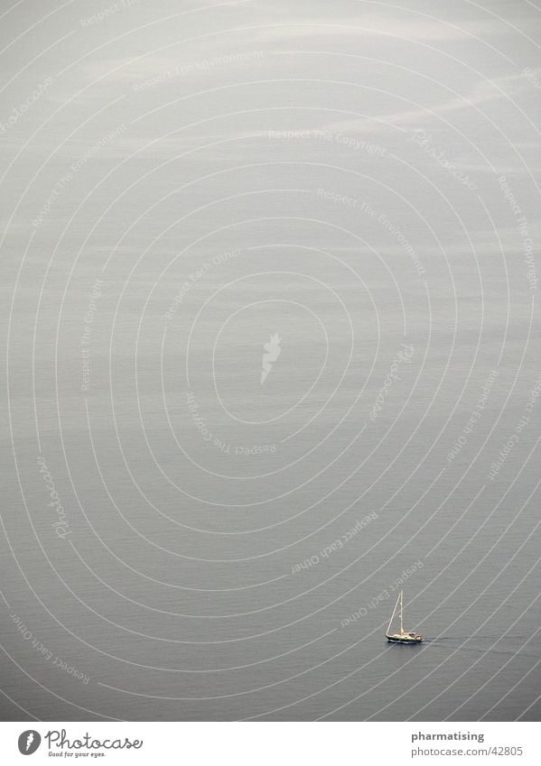 Einsam grau Meer Einsamkeit Segelschiff Segeln Horizont Ferne Fahrwasser Wolken Wellen Himmel Ferien & Urlaub & Reisen sea grey lonely sailing sailboat horizon