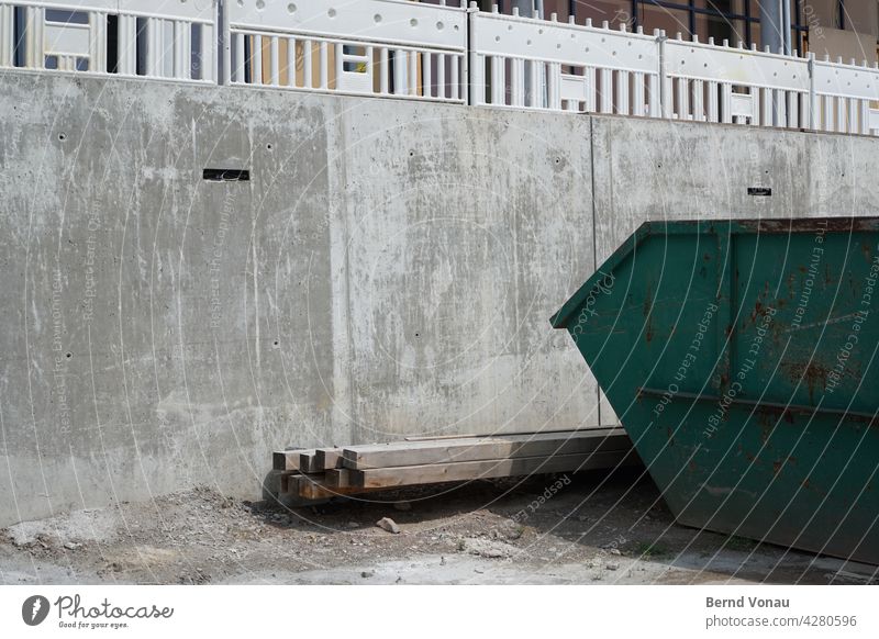 Graustelle Baustelle grau Beton ortsichtbeton mulde Container Holz Konstruktion Zaun Sand dreckig Architektur Sonnenlicht Menschenleer Schatten