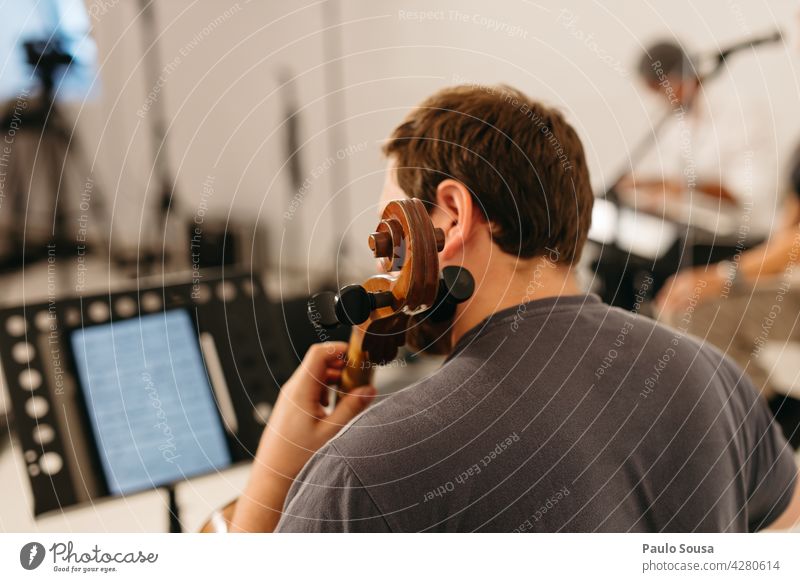 Rückansicht Mann spielt Cello Musik Musiker Musikinstrument Innenaufnahme musizieren Farbfoto Kunst Detailaufnahme Nahaufnahme Saite Orchester