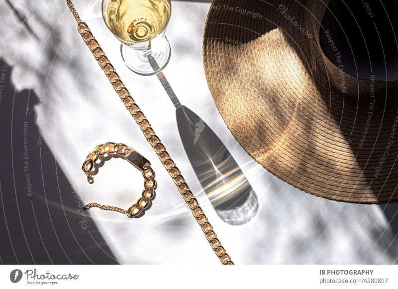 Champagner und Gold im Sommer Champagnerglas gold golden Erfrischung Strandhut sommerhut Urlaub Feier Anlass Goldkette Goldarmband Armband Partystimmung