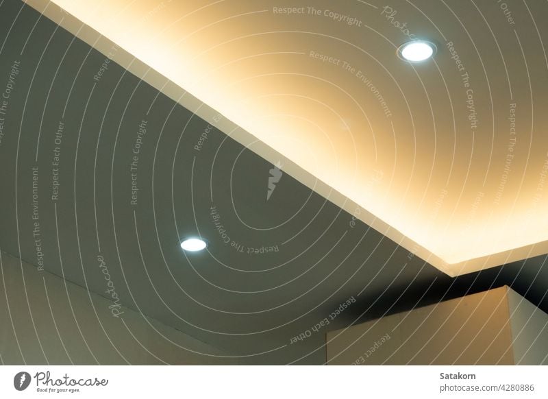 Beleuchtung und Zwei-Ebenen-Decke im modernen Gebäude Zimmerdecke Raum weiß Licht montiert Niveau Design Architektur hell Zeitgenosse Gerät Perspektive hängend