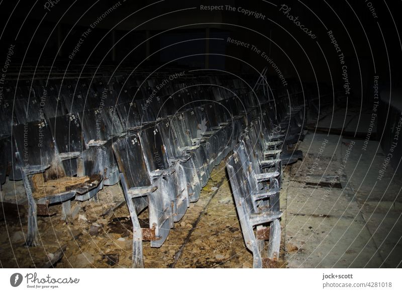 Stühle verloren + verfallen im Saal lost places verlassen Zahn der Zeit Endzeitstimmung Wandel & Veränderung Bestuhlung Blitzlichtaufnahme Stuhlreihe