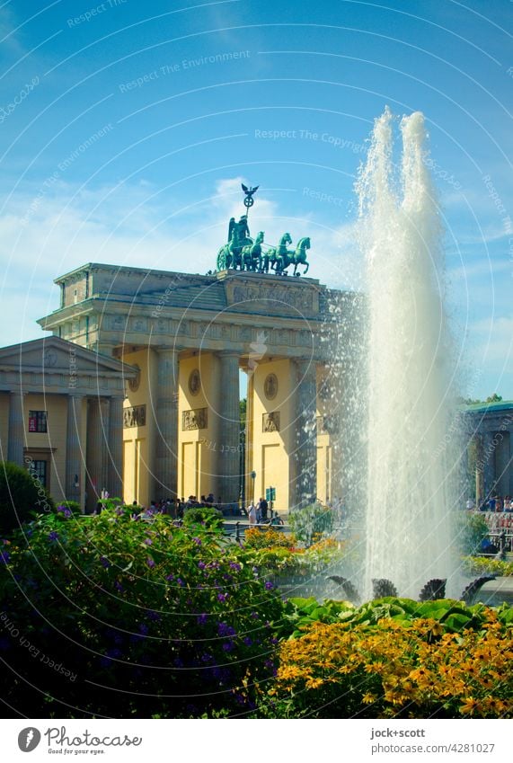 Fontäne am Brandenburger Tor Sehenswürdigkeit Wahrzeichen Sightseeing Frühklassik Weltkulturerbe Pariser Platz Berlin-Mitte Deutschland Blumen Himmel wolkig