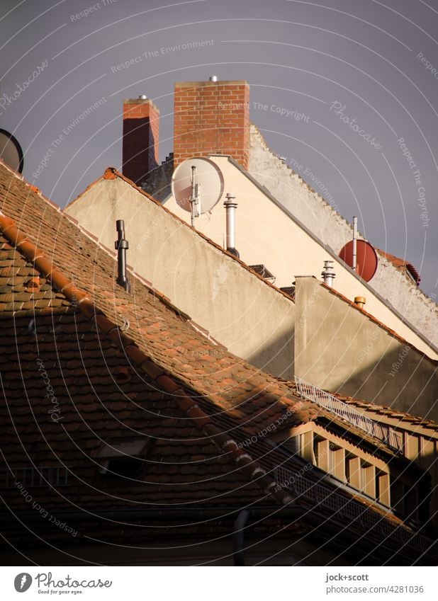 Dach + Giebel Giebeldächer Strukturen & Formen Einigkeit Dachgiebel Haus Altstadt Architektur Himmel Schornstein Dachziegel Dachgaube Satellitenantenne