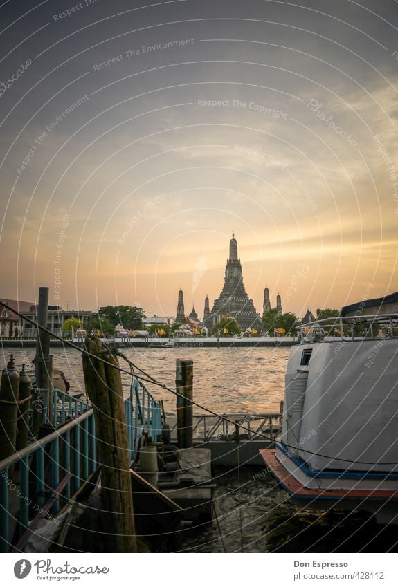 Blick auf den Wat Arun Wahrzeichen Fernweh Bangkok Tempel Abends Fluss Thailand Dämmerung