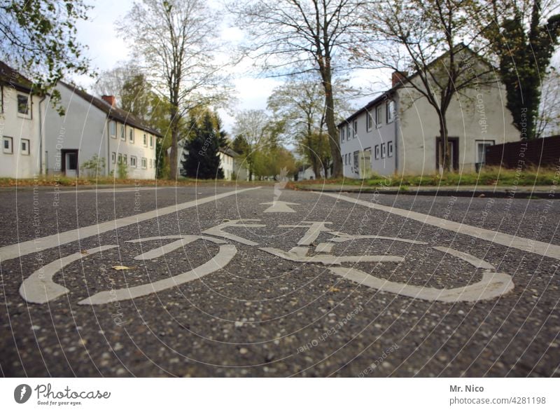 Radweg Straßenmarkierung Markierung Linien Asphalt Fahrradweg Verkehr fahrradweg mehrspurig verkehrsregel fahrradspur Verkehrswege Straßenverkehr