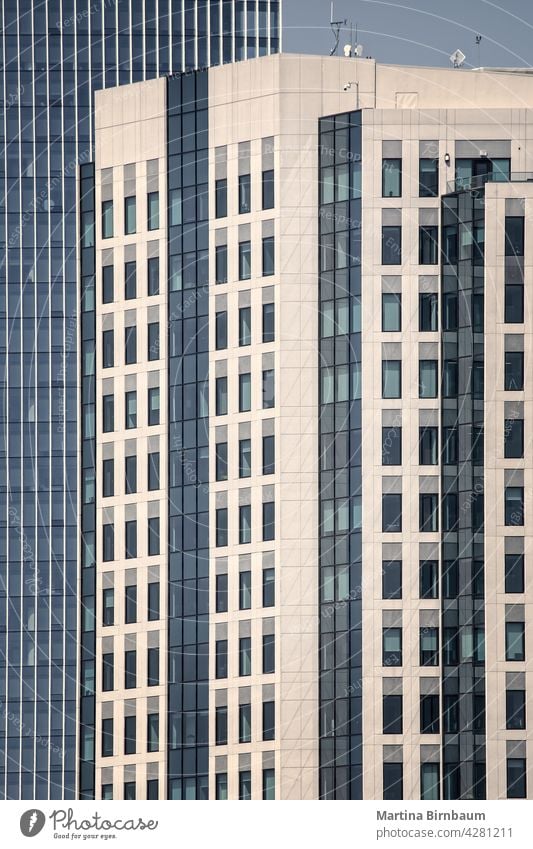 Moderne Bürogebäude mit geradliniger Architektur Fenster blau Struktur Technik & Technologie abstrakt Business modern futuristisch Außenseite Großstadt