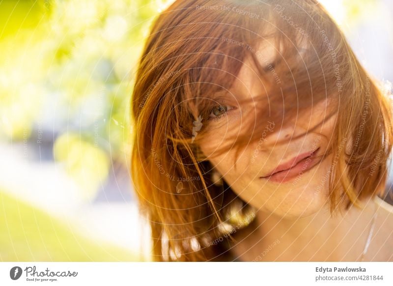 Porträt einer schönen glücklichen Frau im Freien Park Natur grün Frühling rote Haare Rotschopf sonnig Behaarung außerhalb hübsch Mädchen Person Erwachsener