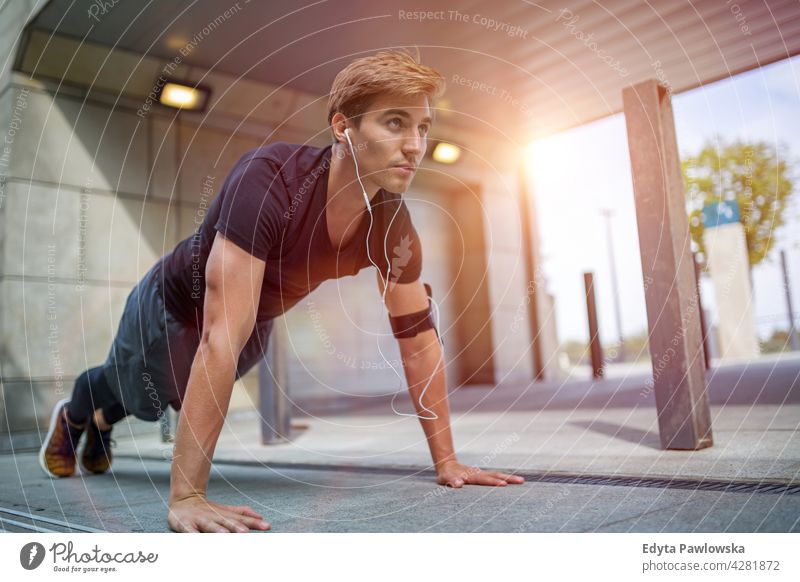 Junger Mann beim Training im Freien Jogger Läufer Joggen rennen Menschen jung männlich Energie Übung Bekleidung trainiert. Fitness Erholung Sport