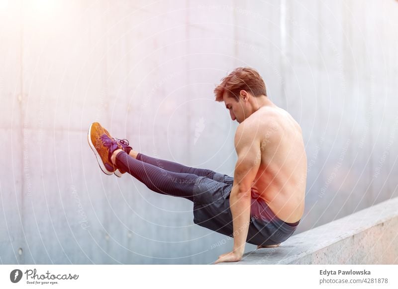 Junger Mann beim Training im Freien Jogger Läufer Joggen rennen Menschen jung männlich Energie Übung Bekleidung trainiert. Fitness Erholung Sport