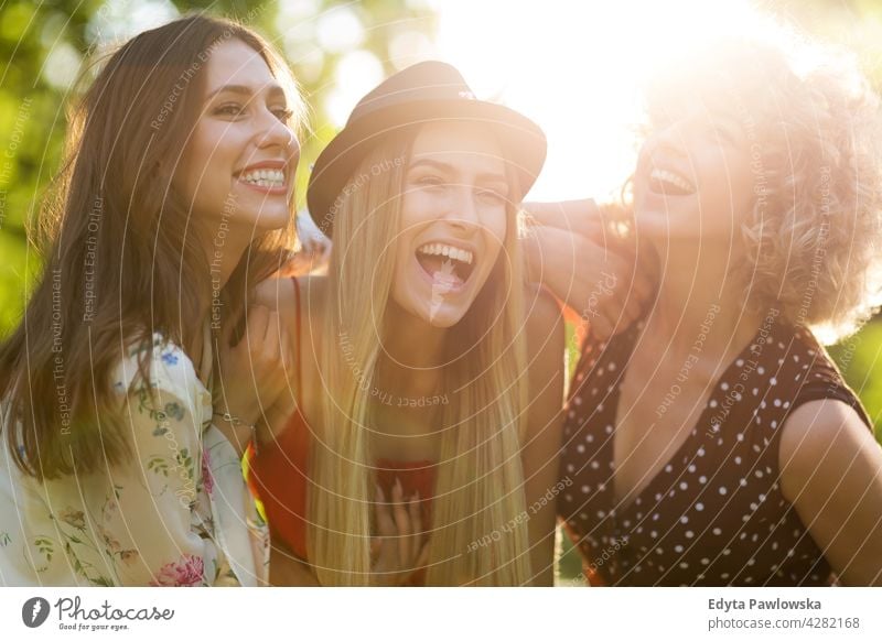 Gruppe Von Female Friends Having Spaß Zusammen Sonnenuntergang Sommer Menschengruppe Zusammensein Frau Frauen jung lässig schön attraktiv Mädchen drei Personen