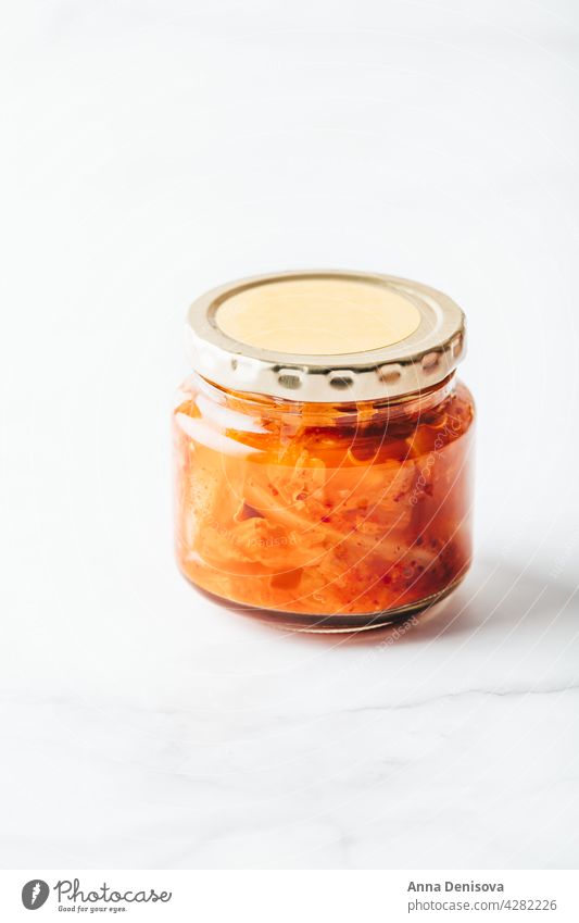 Glas koreanisches Kimchi, fermentiertes Kraut Glas Kimchi Kohlgewächse Koreaner Würzig Vegetarier Gemüse Mahlzeit traditionell Gesundheit Küche Diät Speise