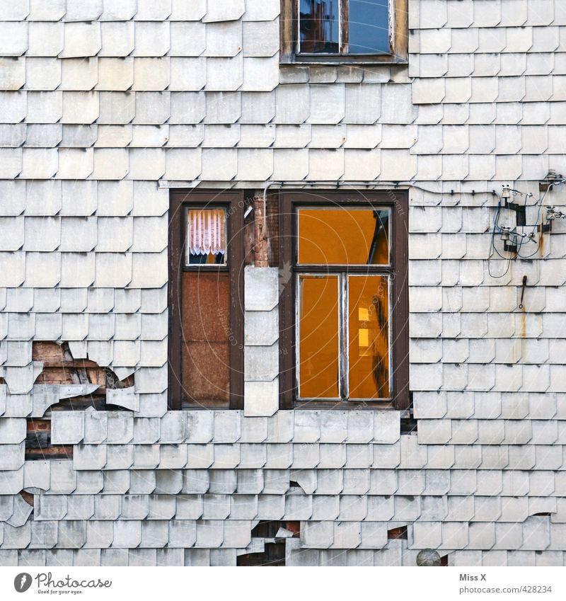 Alt im Q Stadtrand Menschenleer Haus Mauer Wand Fassade Fenster alt Senior Armut Endzeitstimmung Verfall Vergänglichkeit Häusliches Leben Ruine Dachziegel Loch