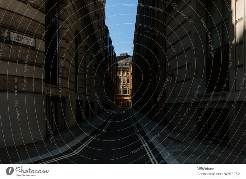 Eine alte Londoner Straße liegt noch im Schatten, erst am Ende gibt es Licht Häuser Stadt Gasse City dunkel Morgen Sonnenaufgang früh Sonnenlicht Perspektive