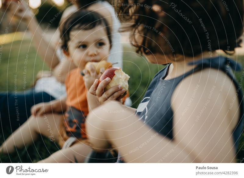 Bruder und Schwester essen frisches Obst Geschwister Familie & Verwandtschaft Kind Kindheit 1-3 Jahre Essen Lifestyle Kinderspiel Kleinkind Farbfoto Mensch Tag