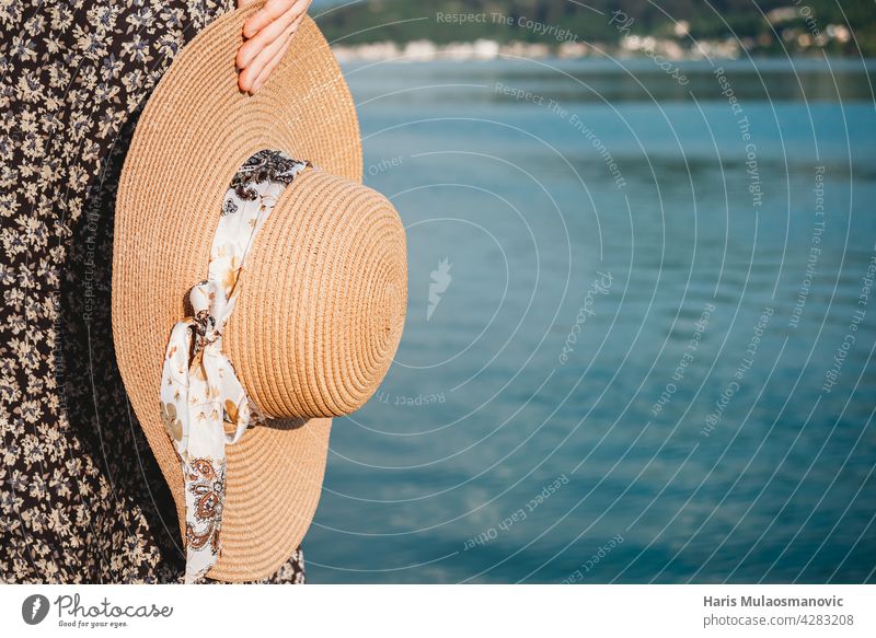 Sommerhut in der Hand in der Nähe des Meeres mit copyspace Bad Strand schön Schönheit blau Küste Textfreiraum Mode Frau Mädchen Hut Feiertag freudig Freizeit