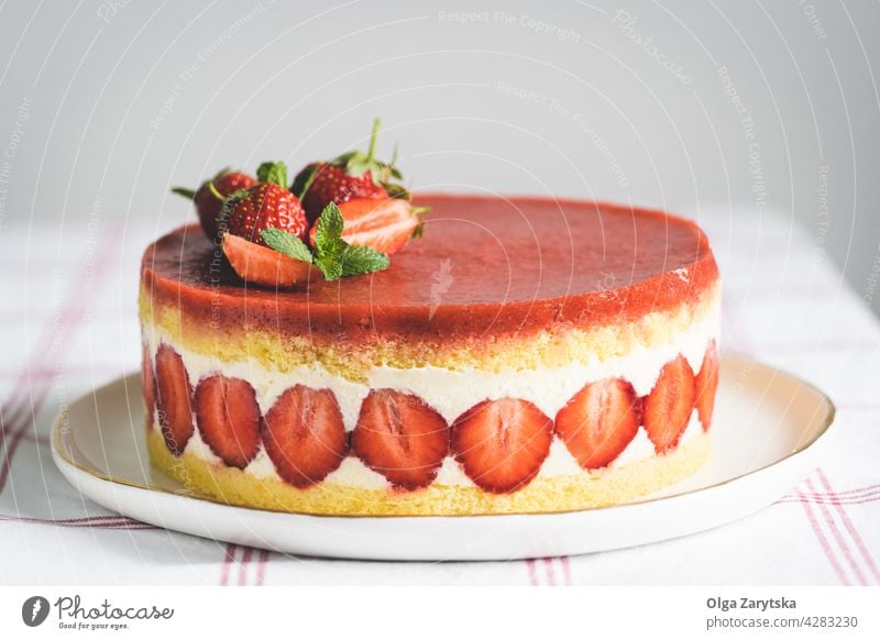 Französischer Erdbeerkuchen Fraisier. Erdbeeren Kuchen Beeren Minze Biskuitkuchen Teller süß rot Lebensmittel Gebäck Dessert Bäckerei Frucht Sahne frisch