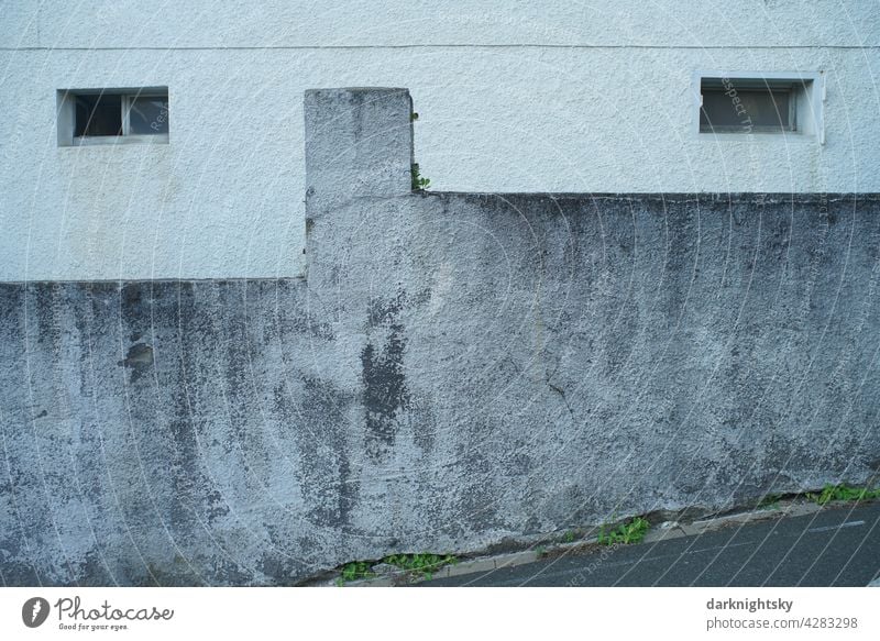 Gesichtsartige Fassade mit äugen ähnlichen Fenstern und einer Mauer im Kellergeschoss Architektur Menschenleer Außenaufnahme Farbfoto Stadt Bauwerk Gebäude Haus