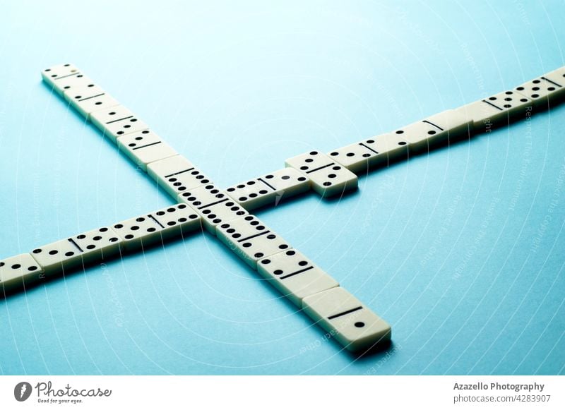 Domino-Steine auf blauem Hintergrund mit einem leeren Raum für Text Kopie minimalistisch symbolisch Domino-Knochen Glücksspiel Dominosteine Teile Elfenbein