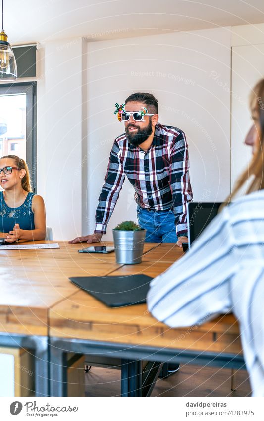 Geschäftsmann, weil er in Urlaub fährt Büro lustig Sonnenbrille gehen Sie Vollbart Arbeiter Business reisen Menschen Sommer Start Feiertag jung männlich Person