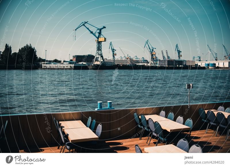 Hafenrundfahrt mit Kaffee und Kuchen? | Ausflugsdampfer ohne Gäste im Hafen Hamburg Hafenstadt Hafenstraße Kran Kräne Skyline Elbe Rundfahrt Wasser Verkehr