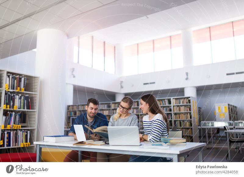 College-Studenten in einer Bibliothek genießend Lifestyle jung Erwachsener Menschen lässig Kaukasier positiv Glück Lächeln Frau attraktiv schön Buchhandlung