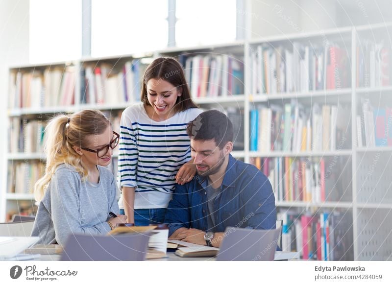 College-Studenten in einer Bibliothek genießend Lifestyle jung Erwachsener Menschen lässig Kaukasier positiv Glück Lächeln Frau attraktiv schön Buchhandlung