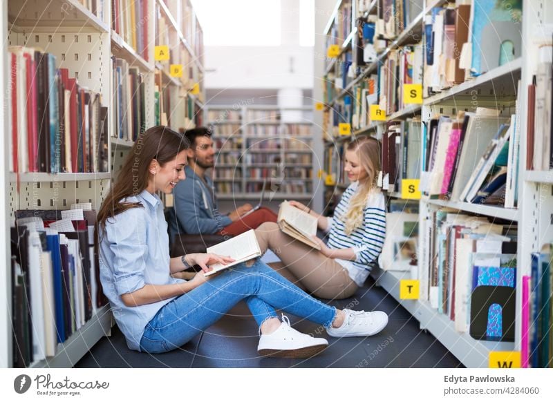 College-Studenten in einer Bibliothek genießend Lifestyle jung Erwachsener Menschen lässig Kaukasier positiv Glück Lächeln Frau attraktiv schön Buchhandlung