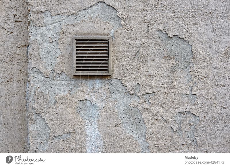 Quadratisches Lüftungsgitter in einer bröckelnden Fassade in Naturfarben in der Altstadt von Oerlinghausen bei Bielefeld im Teutoburger Wald in Ostwestfalen-Lippe