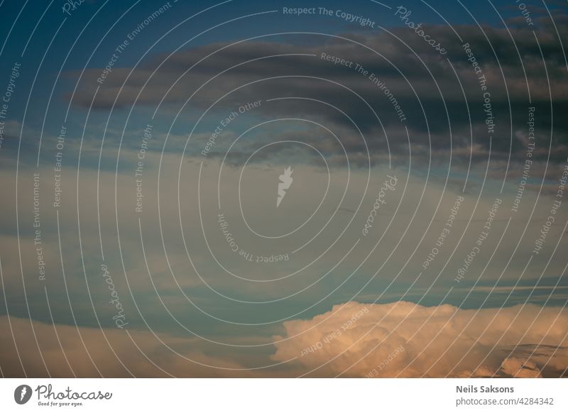 Fantastischer bunter Sonnenaufgang mit bewölktem Himmel. Bildvorlage von texturiertem Himmel. Scenic Bild der dramatischen Licht im Sommer Wetter. Malerische Fototapete. Natürlicher Hintergrund. Schönheit der Erde