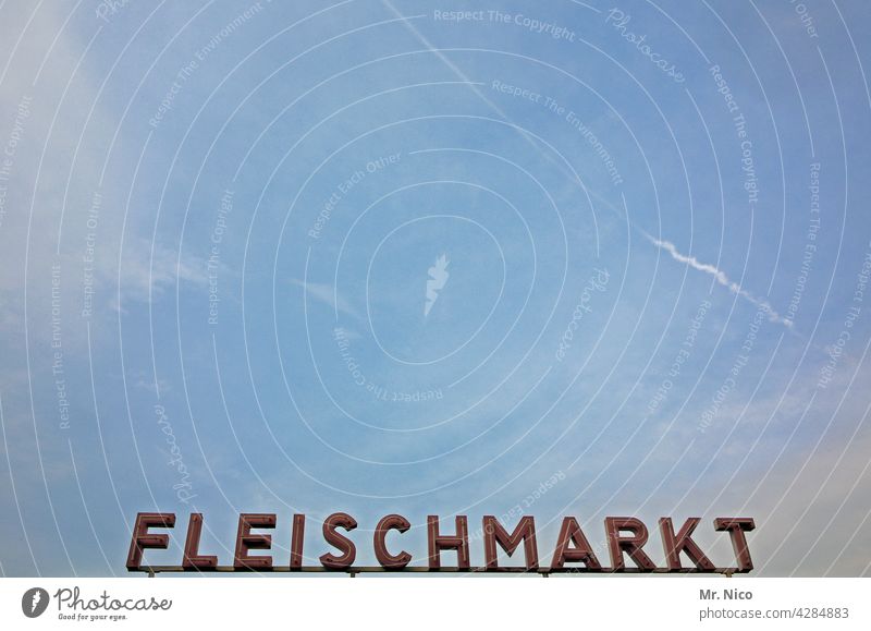 Fleischmarkt Schriftzeichen Schilder & Markierungen Leuchtreklame Markthalle Typographie Großmarkt Wurstwaren Werbung Buchstaben Hinweisschild Wort Himmel