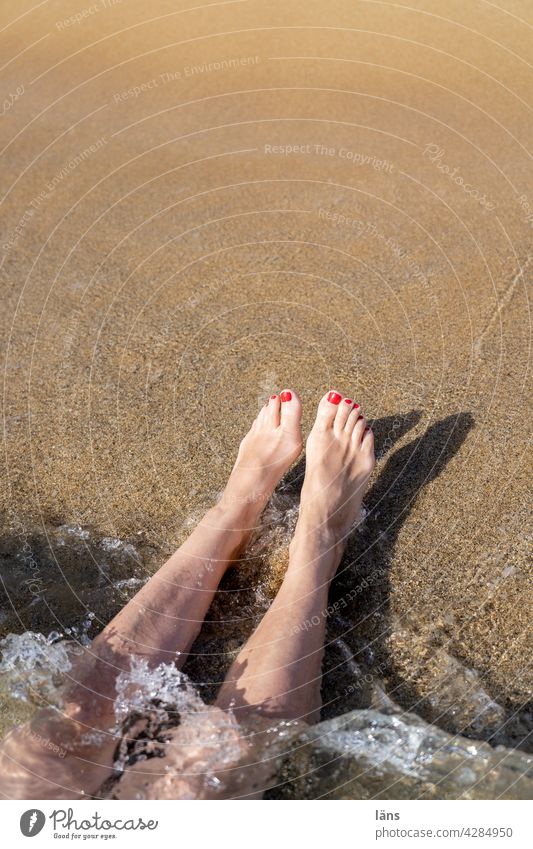 auf den Kopf gestellt l Kopfüber ins Vergnügen Strand und Meer Frau Küste Ferien & Urlaub & Reisen Sand Erholung Beine kopfüber Barfuß Erwachsene Wasser Kreta