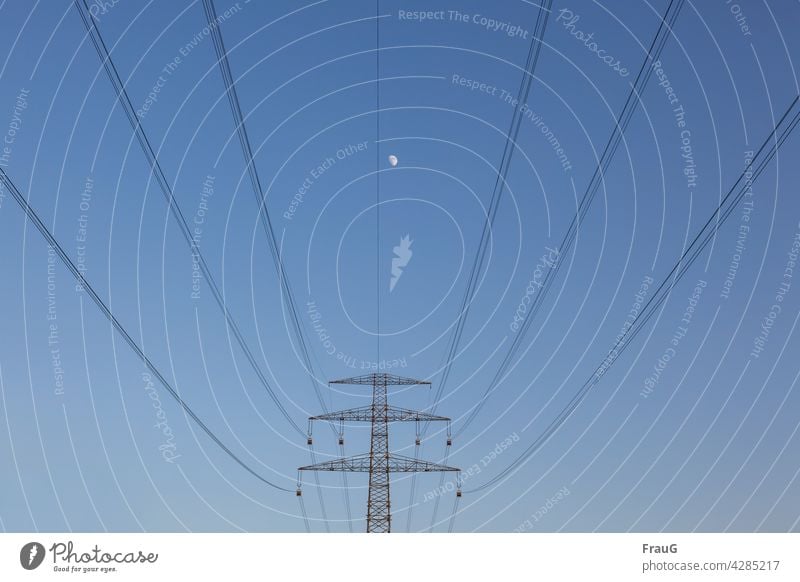 weit weg | der Mond Himmel Himmelskörper abends Strommast Hochspannungsmast Leitungen Überlandleitung Oberleitung Hochspannungsleitung Energie Elektrizität