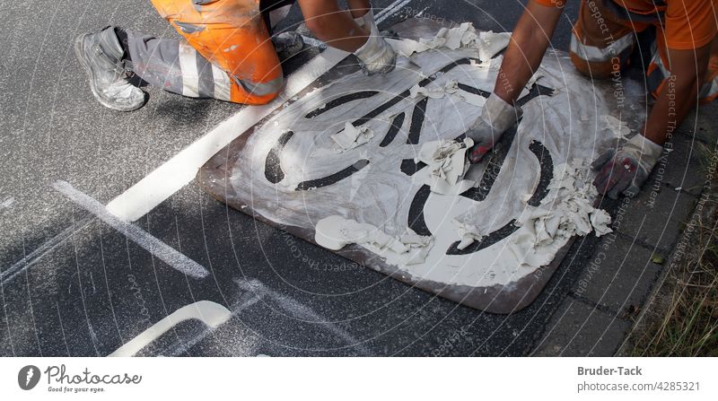 Bodenmarkierung für ein Fahrradweg Straßenmarkierung Fahrbahnmarkierung Markierung Schilder & Markierungen Verkehrswege Asphalt Wege & Pfade Zeichen