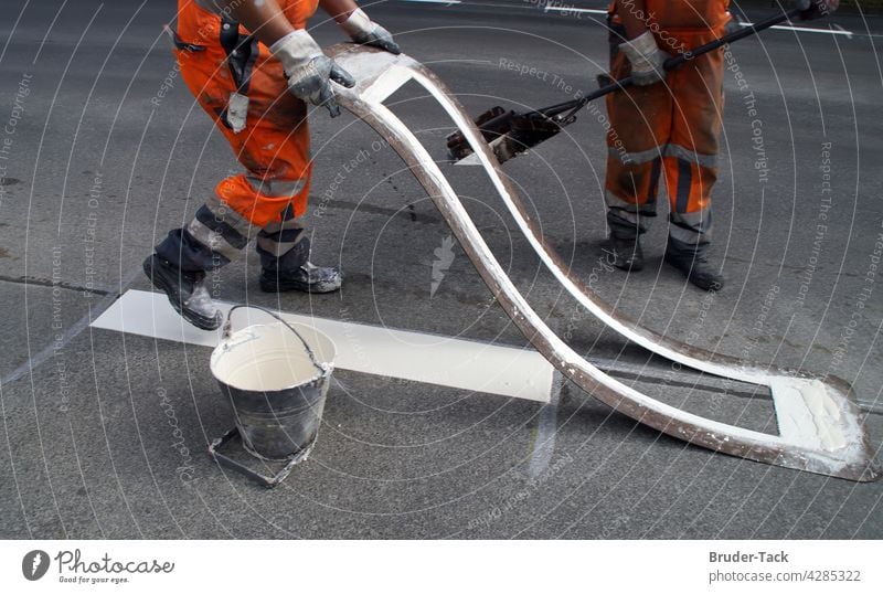 Bodenmarkierungsarbeiten Straßenmarkierung Fahrbahnmarkierung Kennzeichnung thermoplastische markierung makierung Asphalt wegzeichen orientierung hinweis