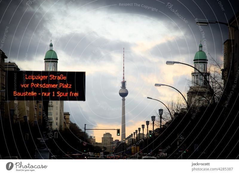 Verkehrsinformation am Frankfurter Tor Karl-Marx-Allee Berliner Fernsehturm Friedrichshain Himmel Wolken Straße Hauptstadt Information Verkehrswege Deutsch VIZ