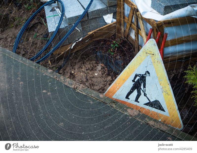 Baustelle - ein  Verkehrszeichen für Deutschland am Straßenrand Verkehrsschild StVO Dreieck Schilder & Markierungen Warnschild Sicherheit Piktogramm Vorsicht