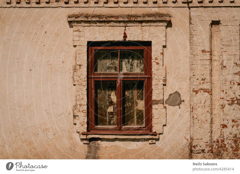 ein Holzfenster in gemalt alten Vintage Backsteinhaus. Ein Teil des Retro-Gebäudes. Verlassen verlassenes Haus Bogen Architektur Hintergrund Baustein