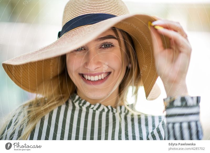 Attraktive junge Frau mit Strohhut Feiertag Urlaub Mode Park grün Bäume Natur Frische genießend Lifestyle Erwachsener Menschen lässig Kaukasier positiv Glück