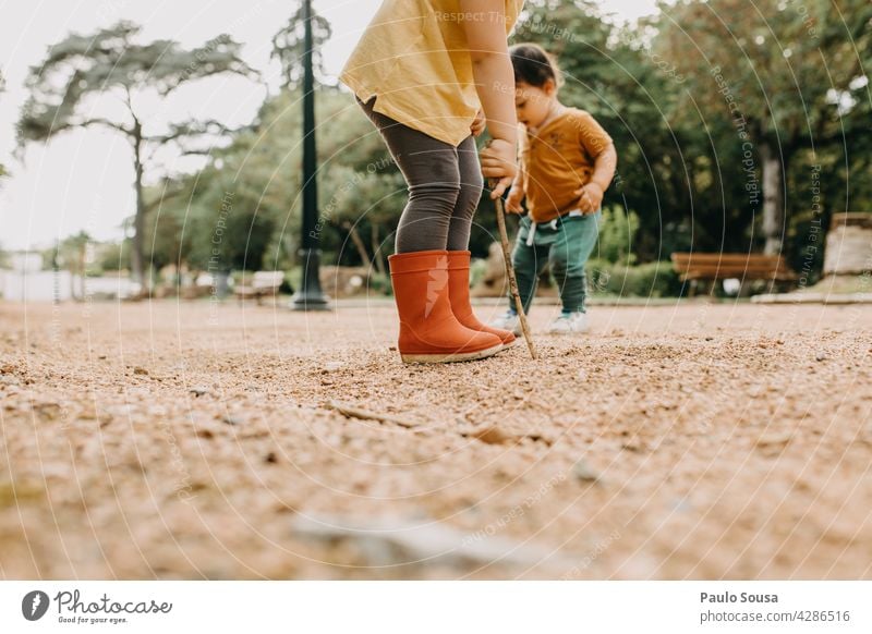 Bruder und Schwester spielen im Freien Geschwister Zusammensein Zusammengehörigkeitsgefühl Spielen Park Kind Kindheit Leben Mensch Gefühle Farbfoto