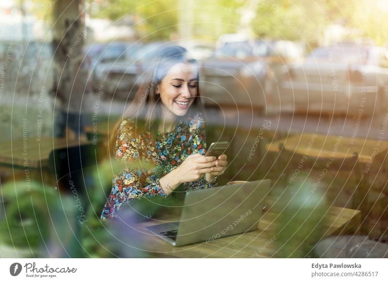 Frau mit Laptop im Cafe Menschen junger Erwachsener lässig attraktiv Lächeln Glück Kaukasier zahnfarben genießend eine Person schön Porträt Positivität