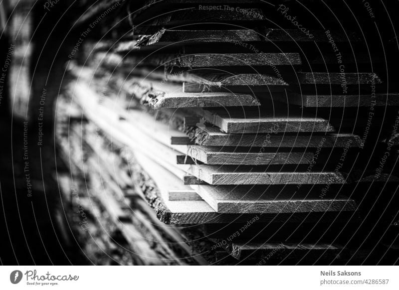 Detail von Holzbrettern. Hölzerne Paletten. Holz. Schnittholz. Ein Stapel von neuen Holzbrettern in der Holzindustrie Material Schreinerei Herstellung