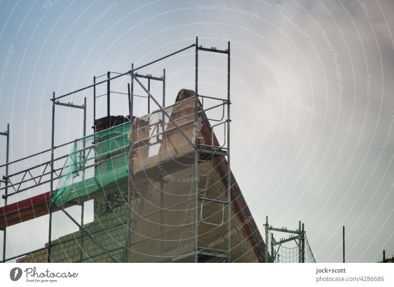 Hauswand im Wandel, alles nur Fassade Baugerüst Wandel & Veränderung Architektur Himmel Strukturen & Formen Baustelle Sanieren Dachgiebel Schornstein Gerüst