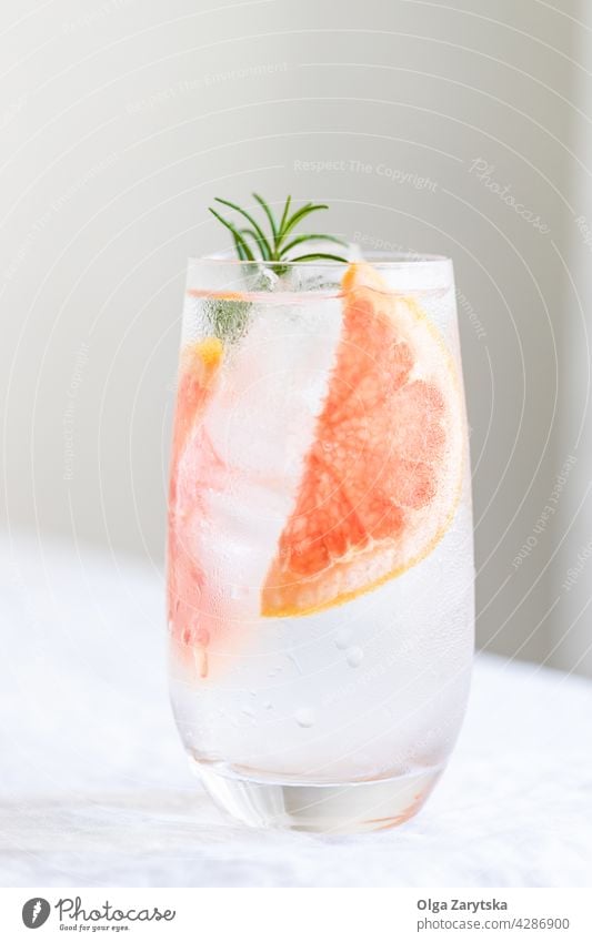 Kaltes Wasser mit Grapefruit. trinken kalt Limonade Eis Rosmarin Sommer Glas Erfrischung Zitrusfrüchte Schweiß Getränk sehr wenige Cocktail Hintergrund cool