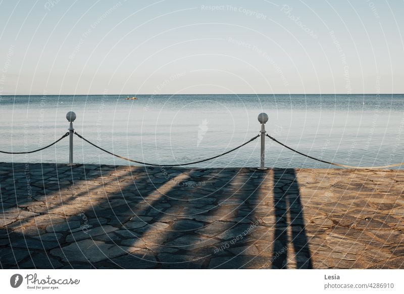 Ruhige Promenade! MEER ruhige See Kai Morgen Spaziergang am Meer an der Meeresküste Stille Morgendlicher Spaziergang Morgenkaffee Meereslandschaft