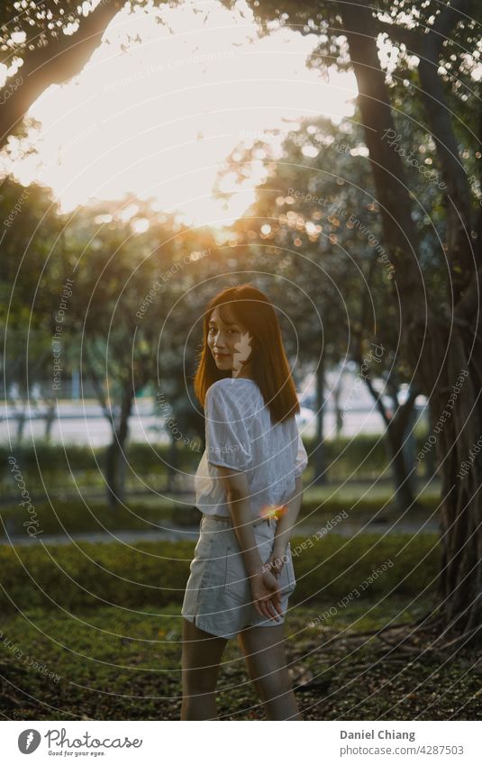 Jung Asiatisch Mädchen In Die Park Mit Sunset Porträt Sonnenuntergang Sonnenaufgang Nachmittag niedlich lieblich Teenager dünn Sonnenuntergangsstimmung