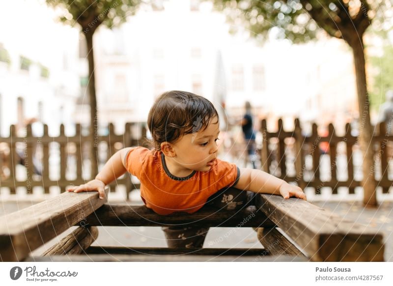 Kind spielt auf dem Spielplatz Junge Kaukasier 1-3 Jahre Spielen Kindergarten Sommer Kindheit Kleinkind Farbfoto Außenaufnahme Freude Mensch Freizeit & Hobby