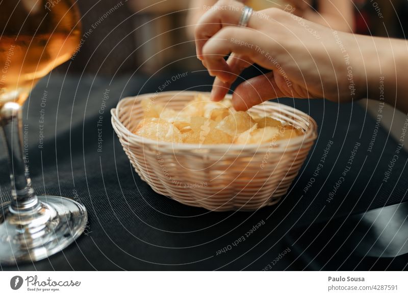 Nahaufnahme Hand Kommissionierung Chips Kartoffeln Bier Lebensmittel Appetit & Hunger Amuse-Gueule lecker Teller Mittagessen Snack Ernährung Mahlzeit Tapa