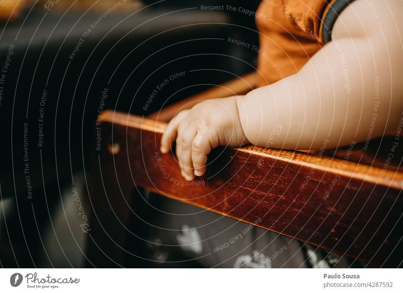 Close up Kind Hand auf Holzstuhl Nahaufnahme Halt Beteiligung Stuhl hölzern Farbfoto festhalten Kinderhand Finger Mensch Kindheit Kleinkind Außenaufnahme Baby